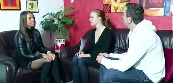 Nachbars-Tochter wird von Paar zum Fick gebracht im Dreier